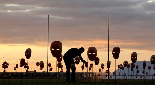 Человек раскрашивает маски для будущего протеста - Sputnik Lietuva