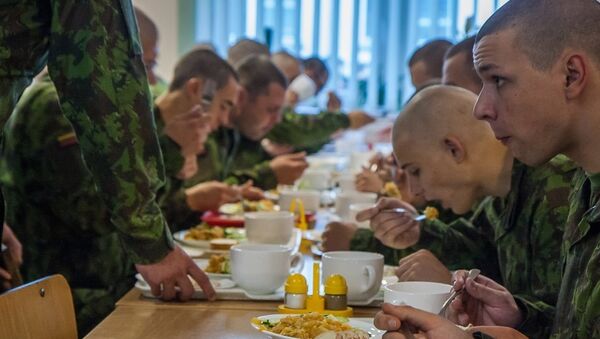 Солдаты на обеде - Sputnik Литва