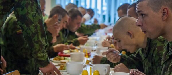 Солдаты на обеде - Sputnik Литва
