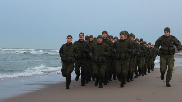 Солдаты на пробежки по берегу моря - Sputnik Литва