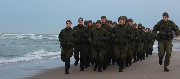 Солдаты на пробежки по берегу моря Солдаты на пробежки по берегу моря - Sputnik Литва