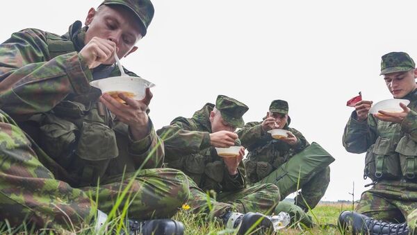 Литовские солдаты во время обеда - Sputnik Lietuva
