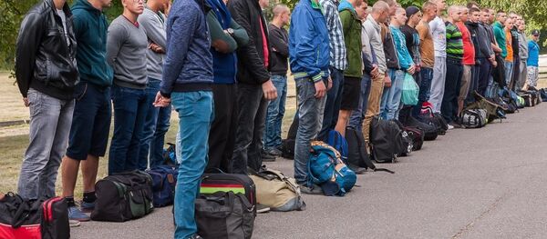 Молодые парни с вещами прибыли в военную часть - Sputnik Lietuva