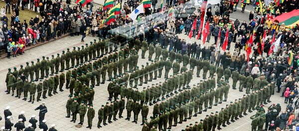 Военные выстроенные в герб Литвы Военные выстроенные в герб Литвы - Sputnik Литва
