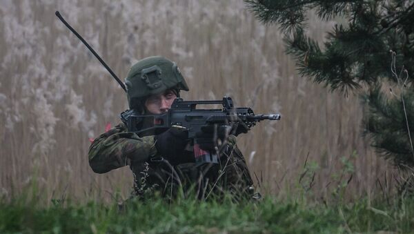 Литовский солдат стреляет из засады - Sputnik Литва