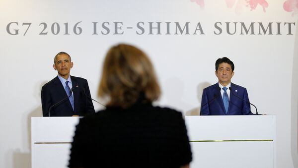 Президент США Барак Обама и премьер министр Японии Шинзо Абе на пресс-конференции во время саммита G7 - Sputnik Литва