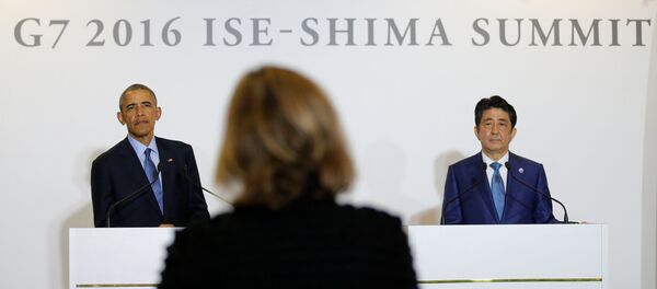 Президент США Барак Обама и премьер министр Японии Шинзо Абе на пресс-конференции во время саммита G7 - Sputnik Литва