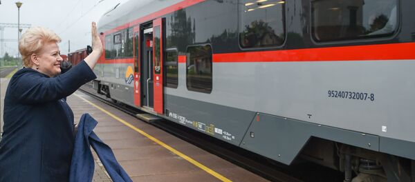 Президент Даля Грибаускайте в рамках старта акции Подари ребенку лето Президент Даля Грибаускайте в рамках старта акции Подари ребенку лето - Sputnik Lietuva