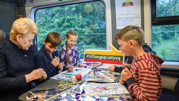 Президент Даля Грибаускайте в поезде с детьми в рамках старта акции Подари ребенку лето - Sputnik Литва