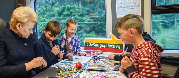 Президент Даля Грибаускайте в поезде с детьми в рамках старта акции Подари ребенку лето - Sputnik Литва
