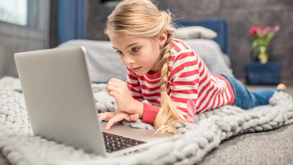 Девочка сидит в компьютере - Sputnik Литва