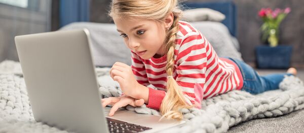 Девочка сидит в компьютере - Sputnik Литва