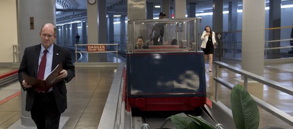 Сенатор Крис Куонс по подземной части здания Сената в Вашингтоне - Sputnik Литва