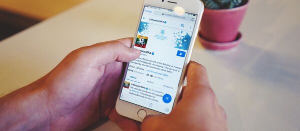 Телефон в руках - Sputnik Литва