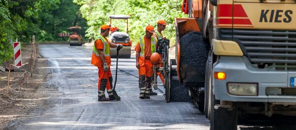 Рабочие ремонтируют дорогу - Sputnik Литва