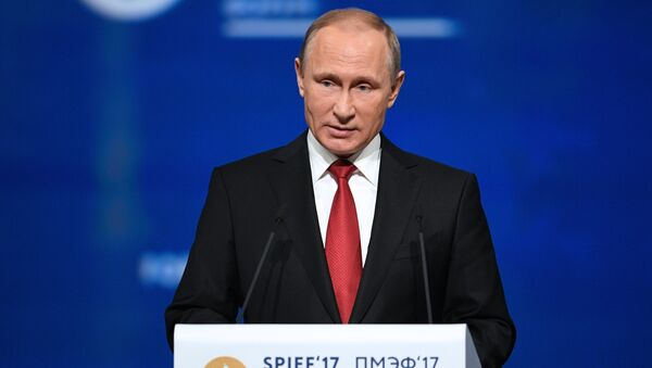 Президент РФ В. Путин на XXI Петербургском международном экономическом форуме. День второй - Sputnik Литва