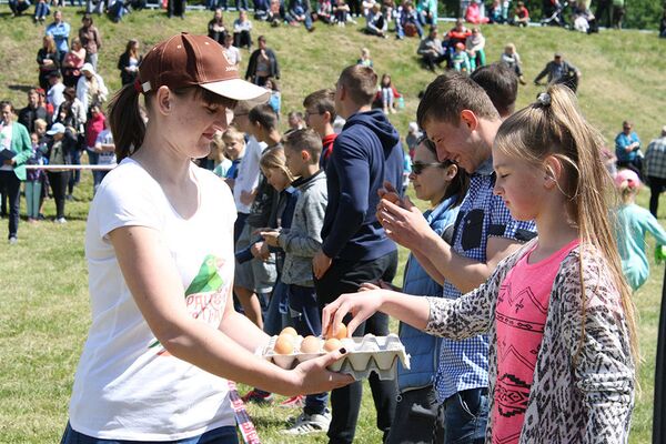 Членам команды раздают по одному яйцу - Sputnik Литва