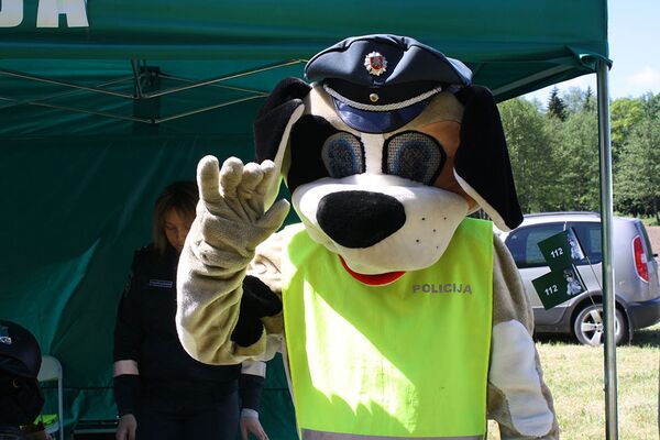 Пес-полицейский встречает гостей Птичьего фестиваля  - Sputnik Литва