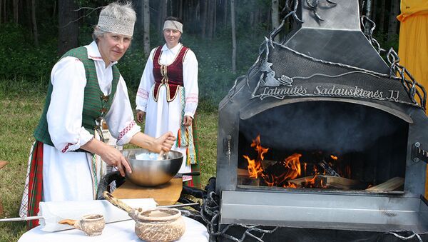 Женщины в литовских национальных костюмах готовятся к выпечке шакотиса  - Sputnik Lietuva