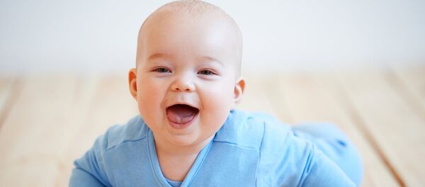 Младенец лежит на животе Младенец лежит на животе - Sputnik Lietuva