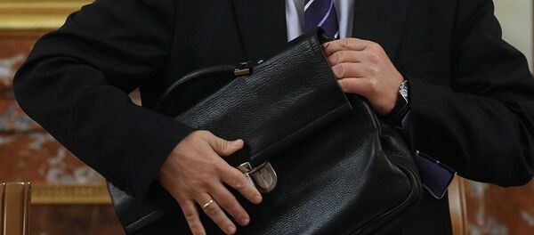 Портфель в руках чиновника - Sputnik Литва