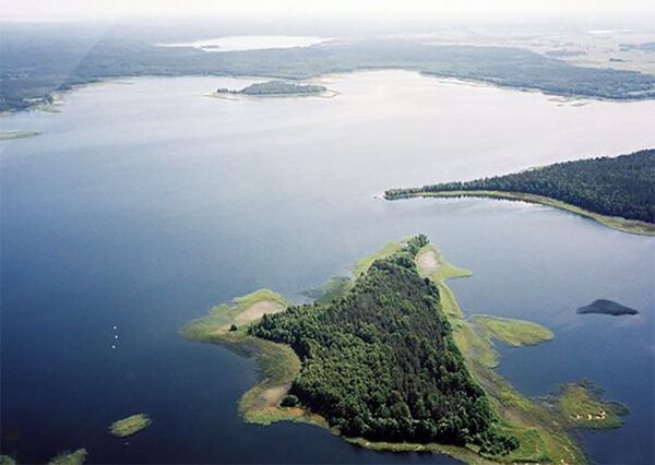 Одним из самых больших озер в Литве является Луодис – его площадь составляет  13,2 километра квадратных. Через озеро протекает река Швянтойи. - Sputnik Литва