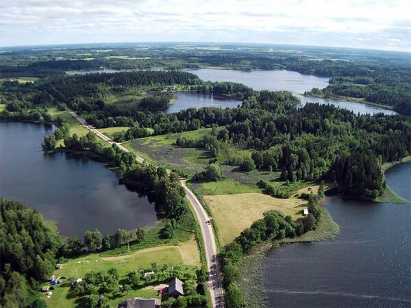 Platelių ežeras — didžiausias ir giliausias ežeras Žemaitijoje. Ežeras yra vakarų Lietuvoje, Plungės rajone, apie 14 kilometrų į šiaurę nuo Plungės, Žemaitijos nacionaliniame parke. - Sputnik Lietuva