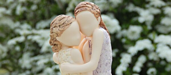 Статуэтки обнимающихся девочек - Sputnik Литва