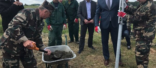 Установка первого столба забора на границе России и Литвы - Sputnik Литва