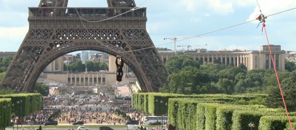 Любители экстрима могут спуститься с Эйфелевой башни по зип-линии - Sputnik Lietuva