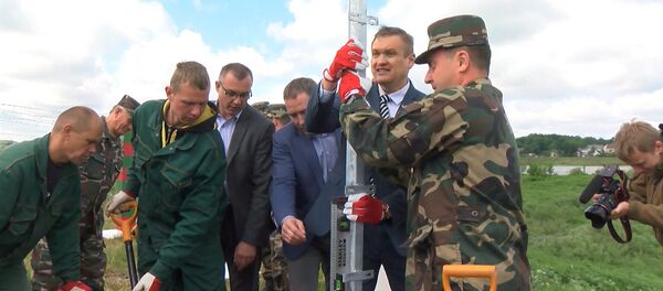 Как устанавливали первые столбы забора между Литвой и Россией Как устанавливали первые столбы забора между Литвой и Россией - Sputnik Lietuva