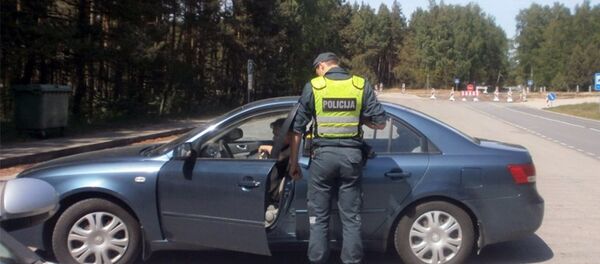 Полицейский останавливает нарушителя Полицейский останавливает нарушителя - Sputnik Литва