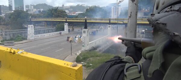 Полиция продолжается бороться с протестующими в столице Венесуэлы Полиция продолжается бороться с протестующими в столице Венесуэлы - Sputnik Литва