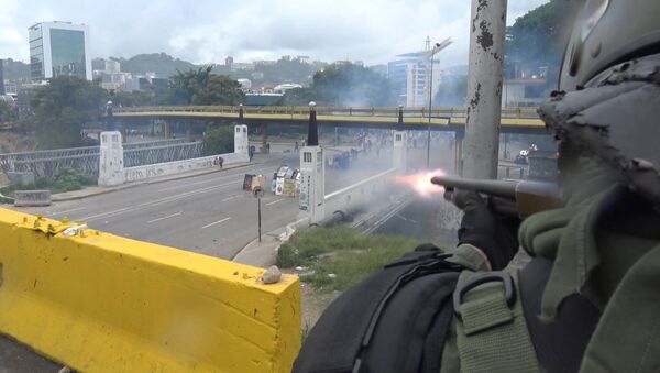 Полиция продолжается бороться с протестующими в столице Венесуэлы - Sputnik Литва