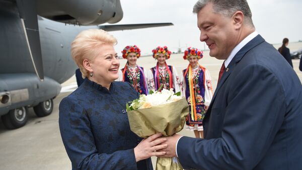 Александр Порошенко вручает цветы Дале Грибаускайте - Sputnik Литва