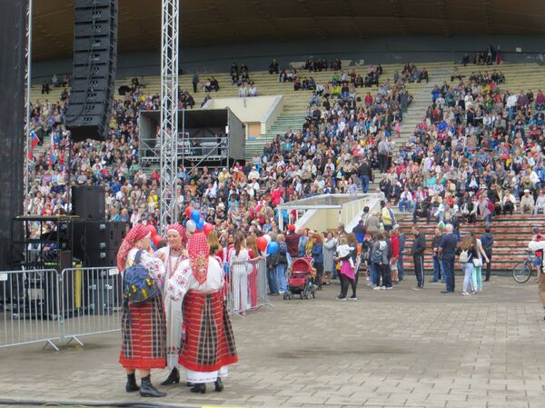 Дождливая погода не помешала зрителям наладиться праздником - Sputnik Литва