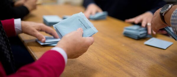 Подсчет голосов на избирательном участке во Франции - Sputnik Литва