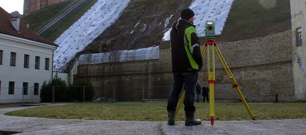 Геодезисты осматривают состояние горы Гедиминаса после очередного оползня Геодезисты осматривают состояние горы Гедиминаса после очередного оползня - Sputnik Lietuva