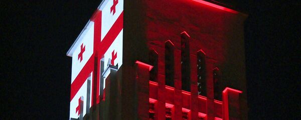 Флаг Грузии на Базилике Воскресения Христа в Каунасе в честь независимости Грузии - Sputnik Литва