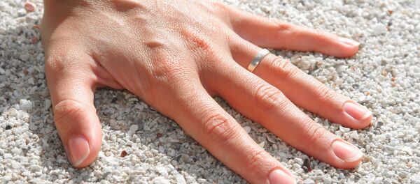 Обручальное кольцо на левой руке Обручальное кольцо на левой руке - Sputnik Lietuva