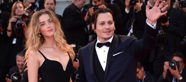 Актёры Джонни Депп с супругой Эмбер Хёрд Актёры Джонни Депп с супругой Эмбер Хёрд - Sputnik Литва