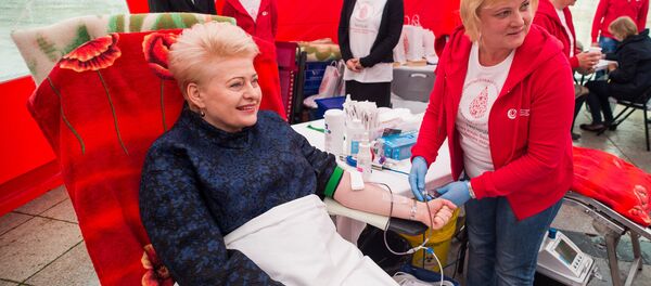 Даля Грибаускайте сдает кровь - Sputnik Литва
