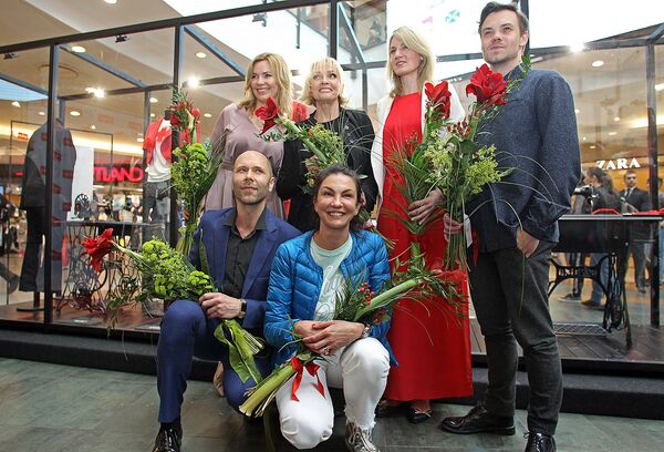 Дизайнер Александр Павлов (Alexander Pavlov), модельер Наталья Янсоне, директор Spice Ивета Лаце, Лайма Вайкуле, дизайнер Лаура Селецка (Sofia Lark) и дизайнер Арвилс Линде на открытии выставки “Лайма Вайкуле. Наряды дивы” - Sputnik Литва