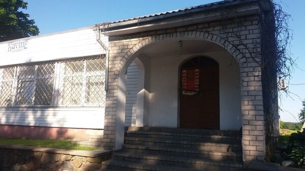 Плакат с советской символикой на дверях здания в Шальчининкском районе Плакат с советской символикой на дверях здания в Шальчининкском районе - Sputnik Литва