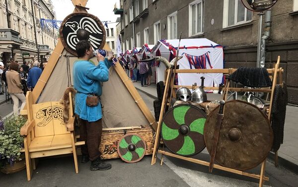Vidurdienį gatvėje įsikūrė improvizuotas vikingų kaimas ir turgus - Sputnik Lietuva