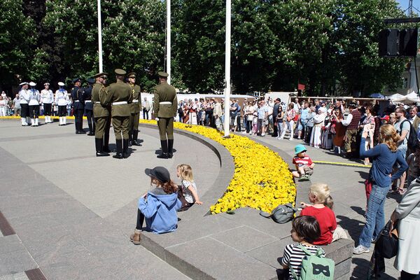 За церемонией наблюдают множество жителей и гостей Вильнюса За церемонией наблюдают множество жителей и гостей Вильнюса - Sputnik Литва