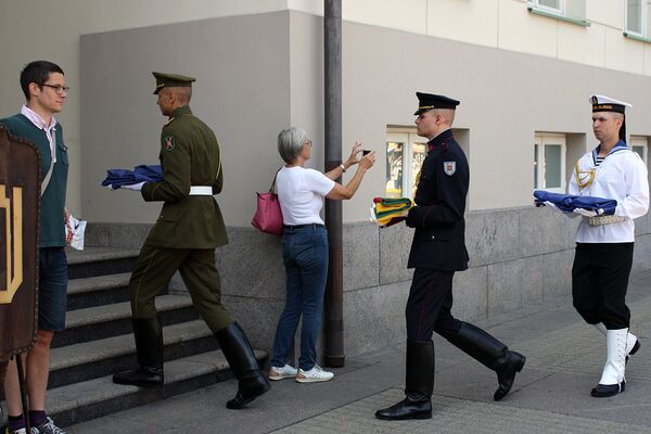 Снятые флаги сдают на хранение в администрацию президента Снятые флаги сдают на хранение в администрацию президента - Sputnik Литва