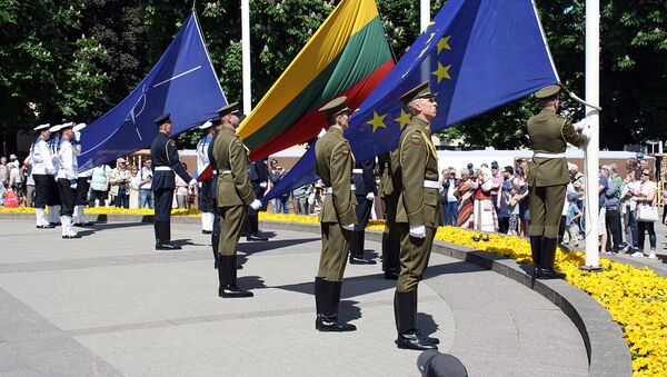 Флаги ЕС, Литвы и НАТО на флагштоках перед подъемом - Sputnik Lietuva
