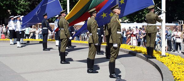 Флаги ЕС, Литвы и НАТО на флагштоках перед подъемом - Sputnik Lietuva