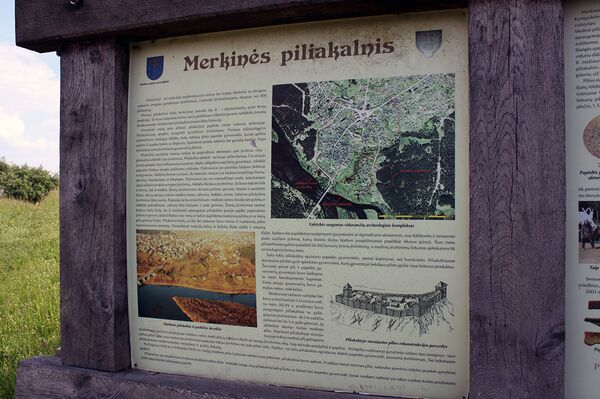 Информационный стенд у Пилякальниса в Меркине Информационный стенд у Пилякальниса в Меркине - Sputnik Литва